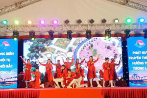 Chương trình đồng diễn dân vũ chào mừng kỷ niệm 20 ngày thành lập quận Long Biên