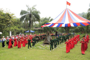 1.400 cán bộ, hội viên phụ nữ Ba Vì đồng diễn dân vũ chào mừng 70 năm chiến thắng Điện Biên Phủ