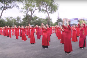 Phụ nữ Phúc Thọ đồng diễn dân vũ chào mừng 70 năm chiến thắng Điện Biên Phủ