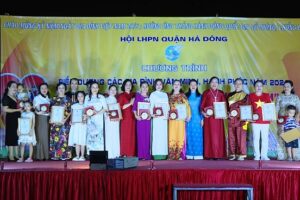 Hội Liên hiệp Phụ nữ quận Hà Đông biểu dương các gia đình văn minh, hạnh phúc và tổ chức Liên hoan Tiếng hát gia đình Việt Nam năm 2024