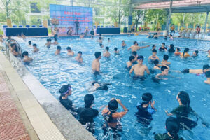 Huyện Mê Linh khai mạc lớp dạy bơi miễn phí cho trẻ em năm 2024