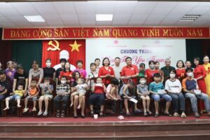 Huyện Thường Tín tặng quà cho trẻ em khuyết tật