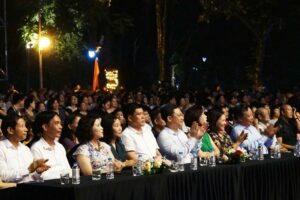 Hàng ngàn khán giả đến xem Chương trình Hanoi Concert – Đoài Melody