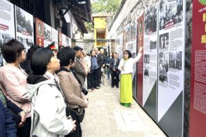 Cảm xúc dâng trào khi tham quan Trưng bày chuyên đề “Gan vàng dạ sắt”