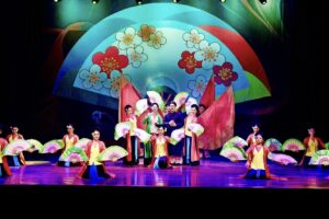 Biểu diễn nghệ thuật chào mừng kỷ niệm 50 năm Ngày Giải phóng miền Nam và 71 năm Ngày Chiến thắng Điện Biên Phủ