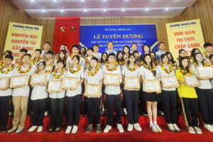 Phường Hoàng Mai tổ chức tuyên dương tập thể và học sinh đạt thành tích cao trong kỳ thi tuyển sinh lớp 10