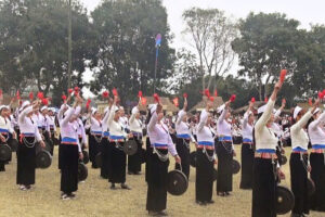 Diễu hành trình diễn văn hóa dân tộc Mường xung quanh hồ Gươm