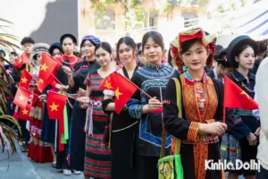 Ấn tượng Diễu hành Áo dài 2025: Khi di sản bước cùng nhịp sống đương đại