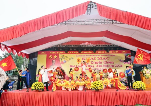 Biểu diễn văn nghệ chào mừng lễ hội