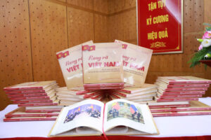 Giới thiệu cuốn sách “Rạng rỡ Việt Nam – Dấu ấn thành tựu nhiệm kỳ Đại hội đại biểu toàn quốc lần thứ XIII của Đảng”