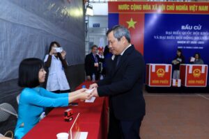 Chủ tịch UBND Thành phố Vũ Đại Thắng bỏ phiếu và kiểm tra công tác bầu cử tại phường Giảng Võ