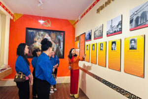 Di tích Nhà 5D Hàm Long đón nhiều đoàn khách dâng hương nhân kỷ niệm 96 năm Ngày thành lập Đảng bộ thành phố Hà Nội