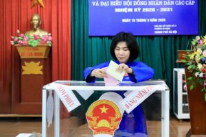 Phó Bí thư Thành ủy, Chủ tịch HĐND Thành phố Phùng Thị Hồng Hà bỏ phiếu bầu cử tại phường Hà Đông