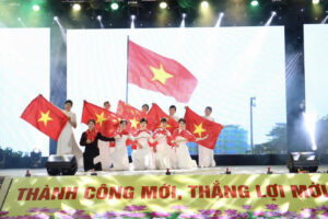 Bất Bạt rộn ràng đêm văn nghệ chào mừng thành công bầu cử