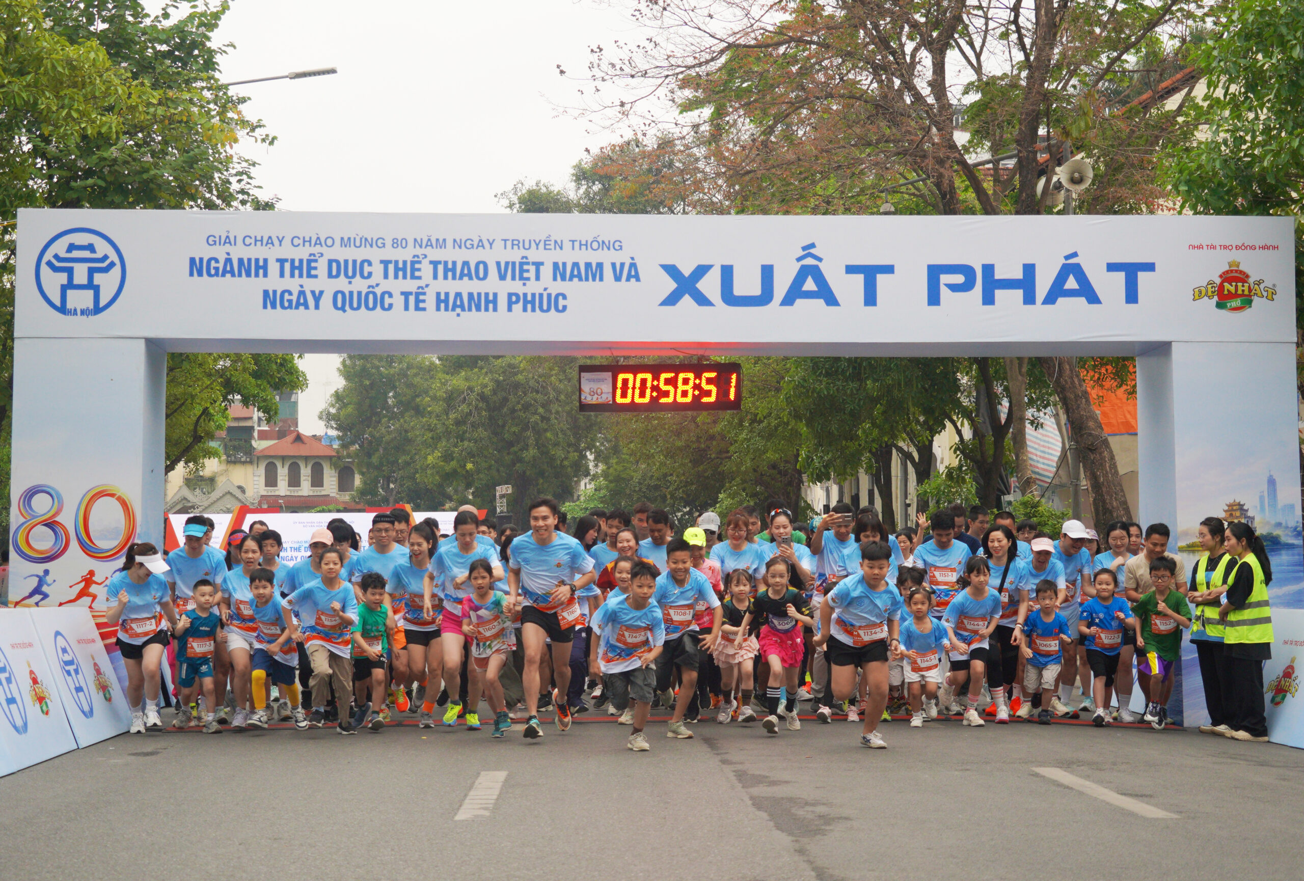 Lan tỏa tinh thần thể thao và hạnh phúc từ giải chạy “Family Run” bên Hồ Hoàn Kiếm
