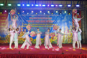 Sôi nổi Chương trình văn nghệ tuyên truyền “Ngày hội non sông” phường Tây Tựu