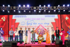 Chương trình nghệ thuật “Ngày hội non sông” chào mừng Ngày hội bầu cử tại xã Suối Hai