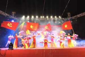 Rực rỡ chương trình nghệ thuật “Ngời sáng những mốc son vàng” tại xã Đoài Phương