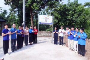 Gắn biển công trình thanh niên phục vụ cộng đồng tại xã Hòa Phú