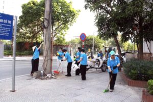 Gần 120 cán bộ, hội viên phụ nữ phường Hà Đông tham gia bóc xóa quảng cáo, rao vặt sai quy định