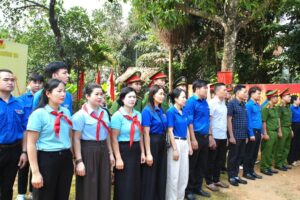 Tuổi trẻ xã Tây Phương dâng hương báo công tại Nhà lưu niệm Bác Hồ