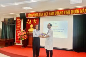 Trao tặng 700 đầu sách cho con em cán bộ, nhân viên Bệnh viện Mắt Hà Nội