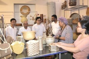 Đoàn Hội đồng Thủ công Thế Giới đến thăm và làm việc tại làng nghề mây tre đan Phú Vinh