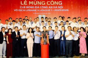 CLB bóng đá Công an Hà Nội mừng công chức vô địch V-League