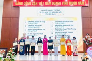 Phường Tây Tựu tuyên dương 27 gia đình văn hóa tiêu biểu