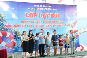 Xã Hoài Đức khai mạc lớp dạy bơi miễn phí và hướng dẫn kỹ năng phòng, chống đuối nước hè năm 2026