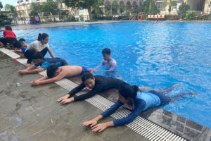 Phường Phúc Lợi khai mạc lớp phổ cập bơi miễn phí cho trẻ em có hoàn cảnh khó khăn hè năm 2026