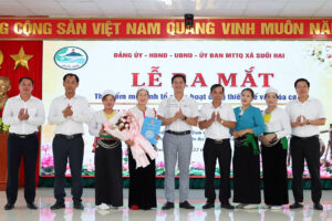Xã Suối Hai ra mắt Câu lạc bộ Cồng chiêng Mường Yên Hồng, tôn vinh 24 gia đình văn hóa tiêu biểu