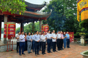Đoàn đại biểu Bộ Giáo dục và Đào tạo dâng hương tại đền Ngọc Sơn