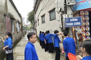 Xã Bình Minh ra quân bóc xóa quảng cáo, rao vặt trái phép