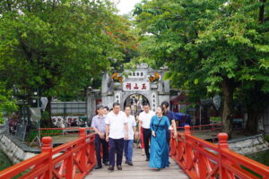 Đoàn công tác Sở Văn hóa, Thể thao và Du lịch thành phố Cần Thơ thăm đền Ngọc Sơn
