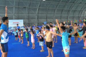 Xã Thanh Trì dạy bơi miễn phí cho 60 trẻ em có hoàn cảnh khó khăn và con em gia đình chính sách