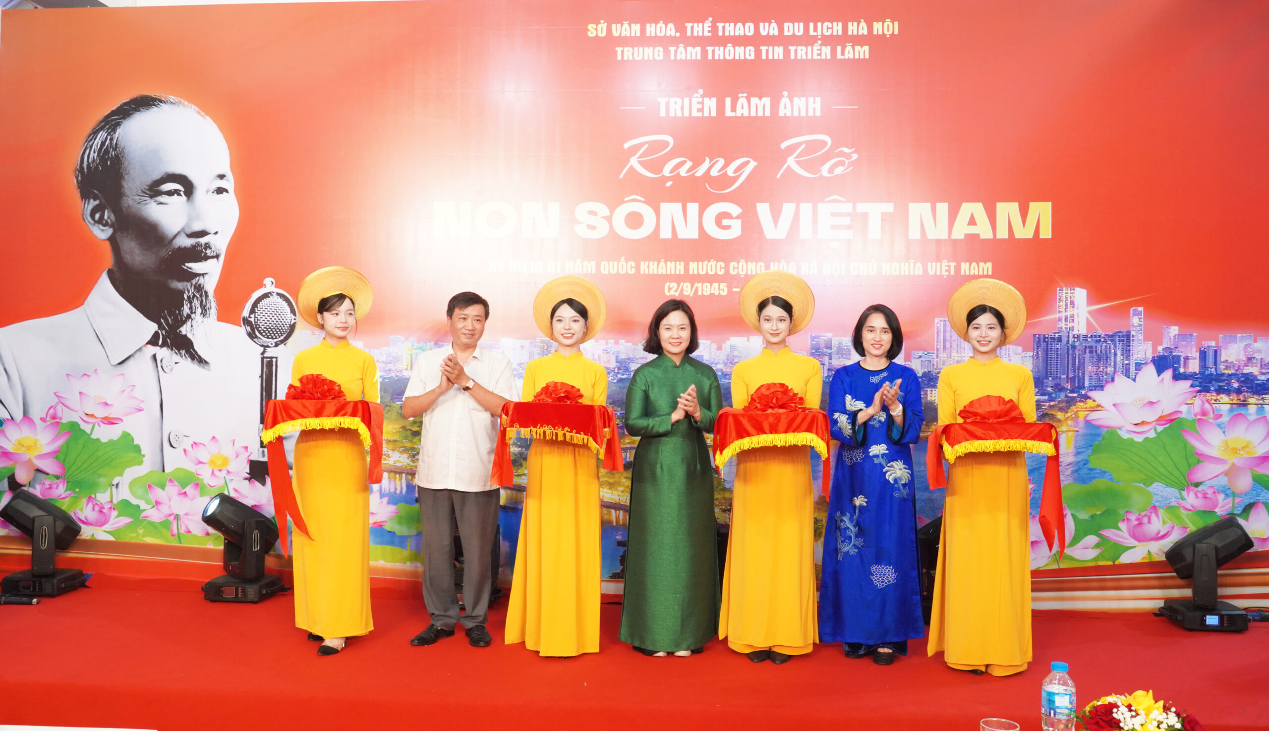 Khai mạc triển lãm ảnh“Rạng rỡ non sông Việt Nam”